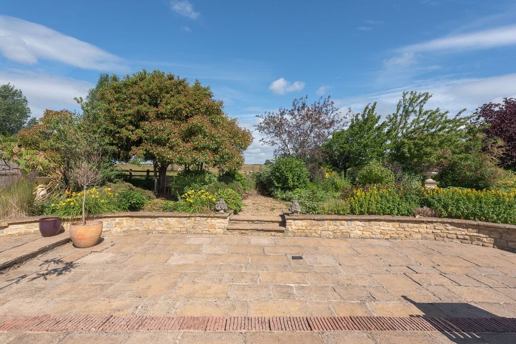 Property photo 2 of 32