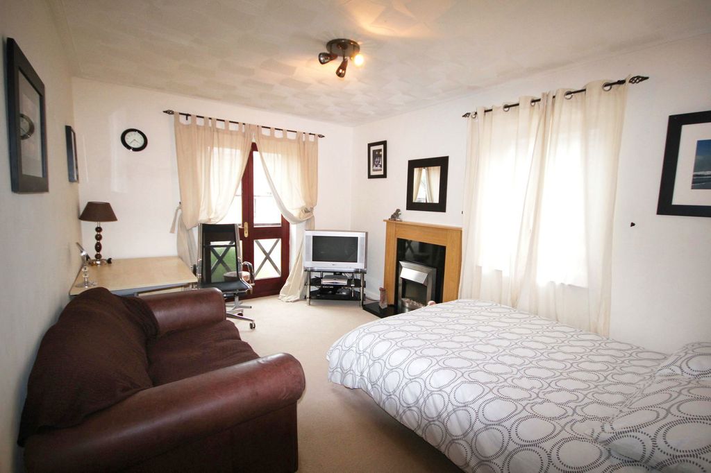 Property photo 2 of 6