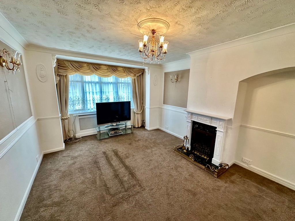 Property photo 3 of 10 Through Lounge