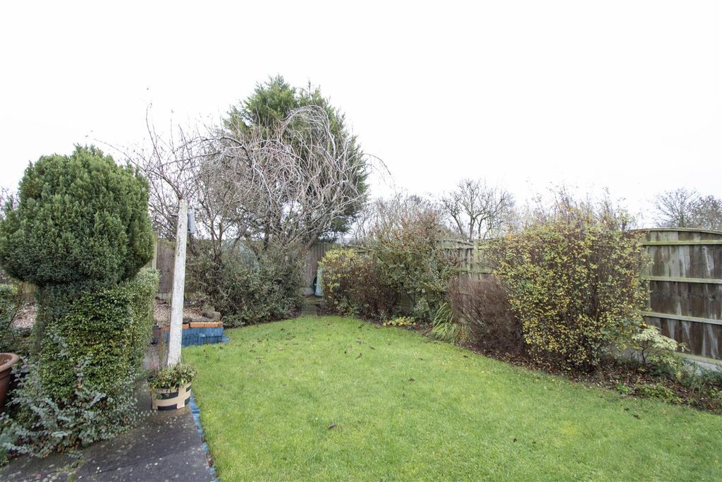 Property photo 3 of 19 Garden 3