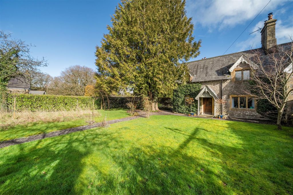 Property photo 2 of 25 Front Garden