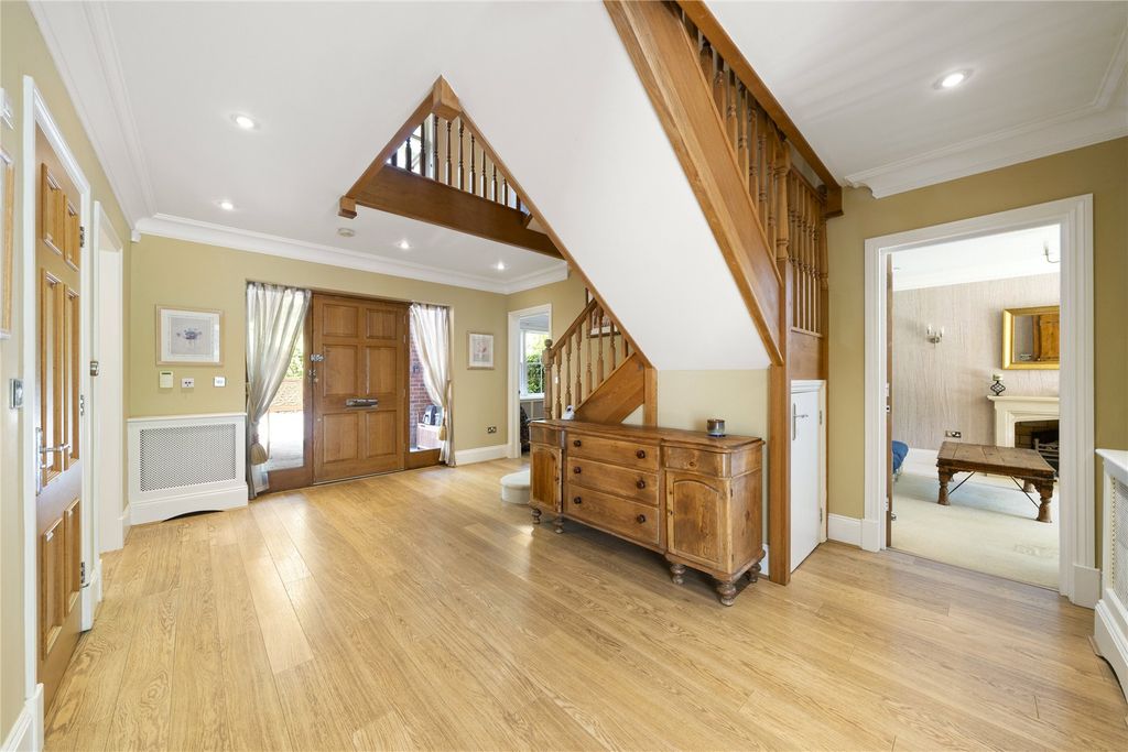 Property photo 2 of 12 Hallway
