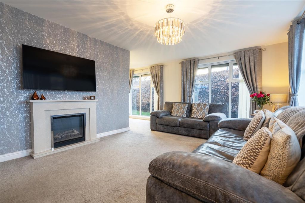 Property photo 2 of 11 Living Room