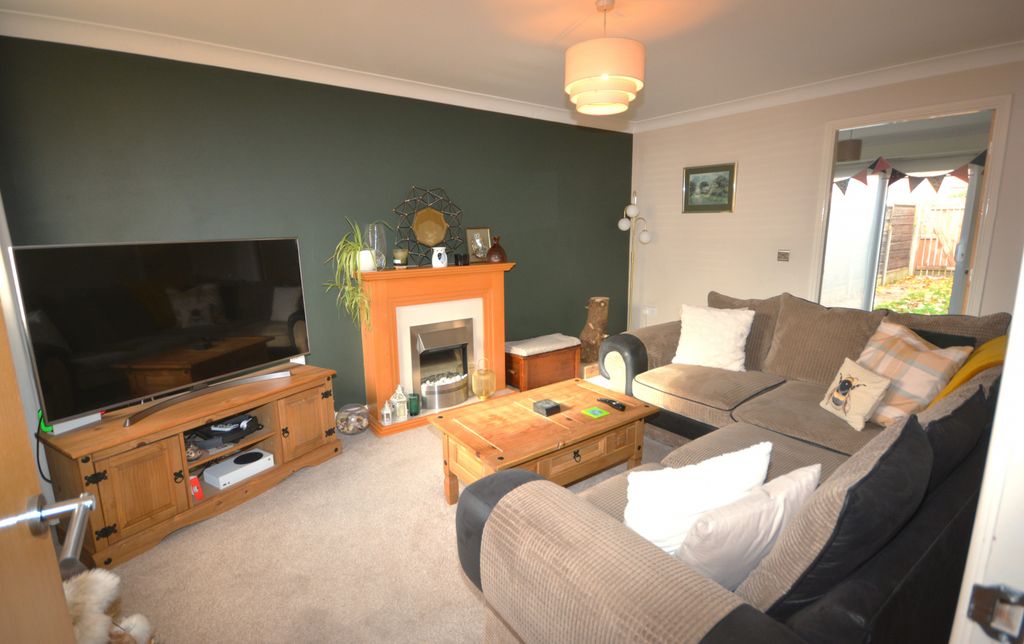 Property photo 2 of 11 Living Room