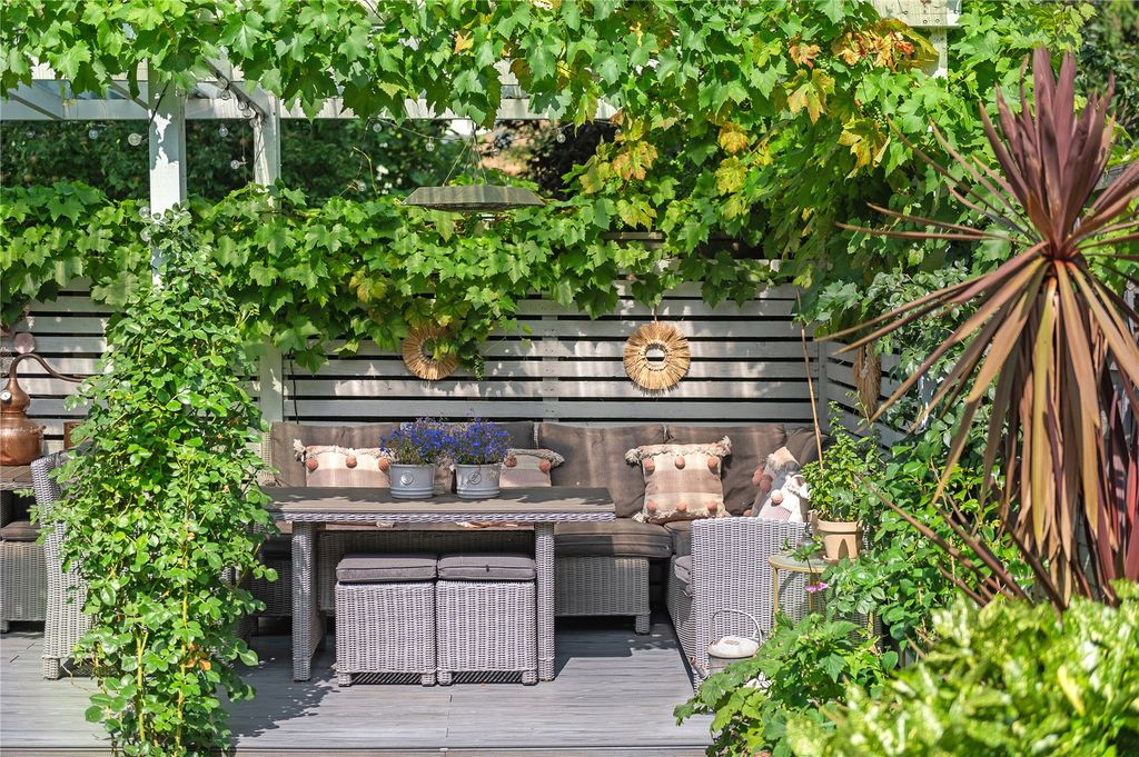 Property photo 2 of 15 Outdoor Lounge