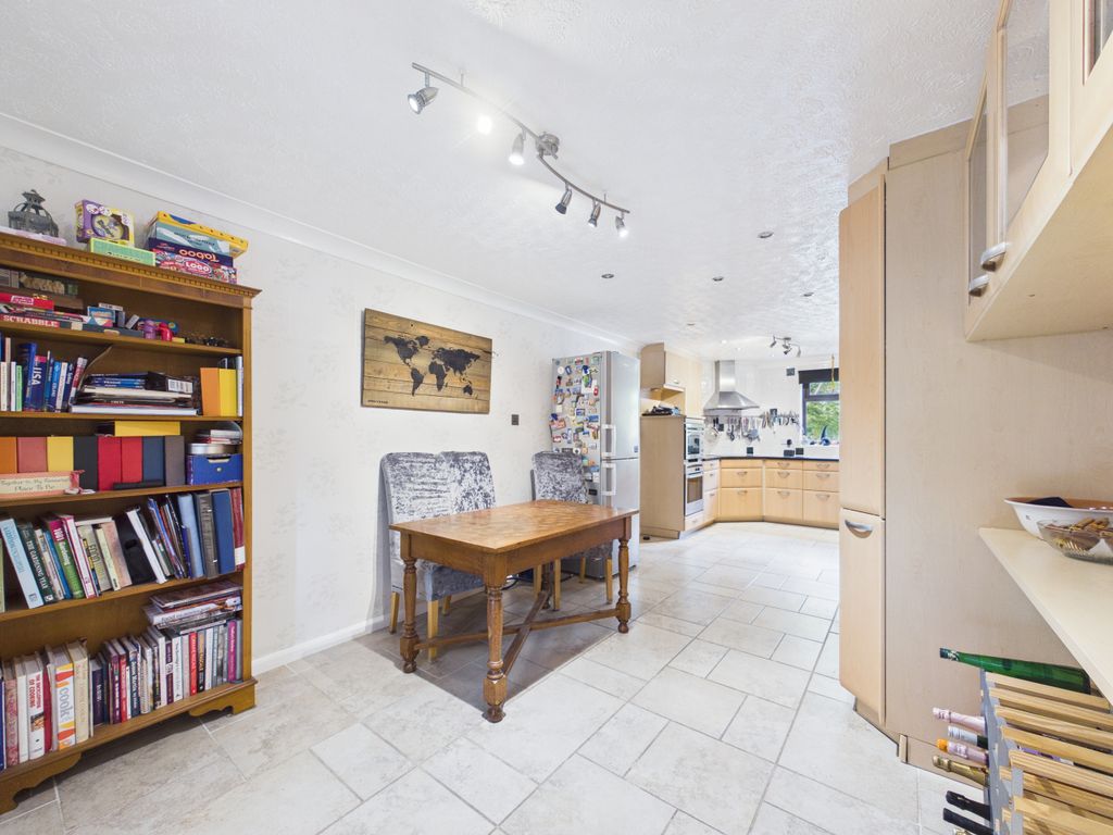Property photo 3 of 18 Cam01354G0-Pr0774-Still011