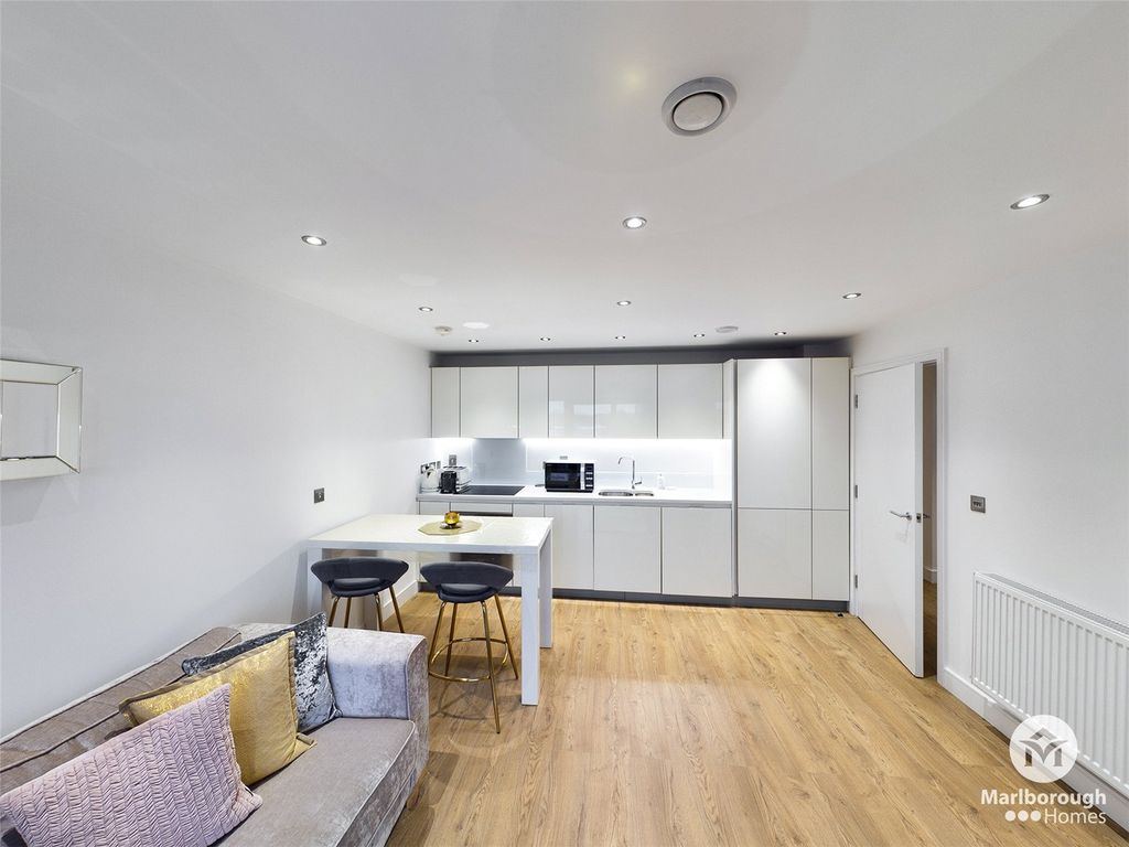 Property photo 2 of 16 Landmark House Ig10