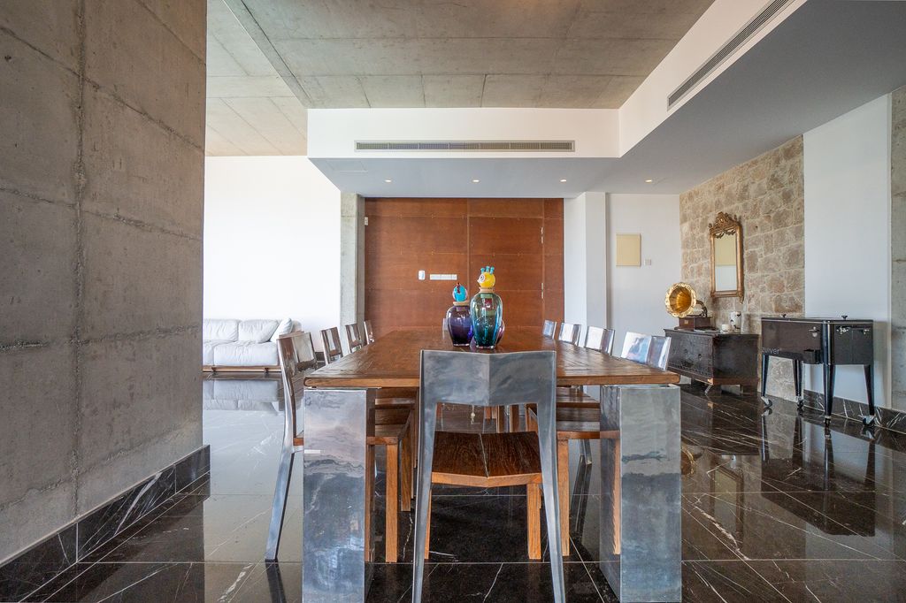 Property photo 3 of 79