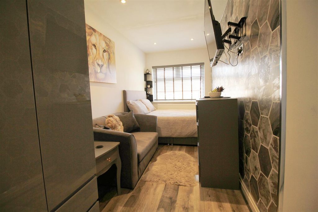 Property photo 1 of 6 Bedroom.Jpg