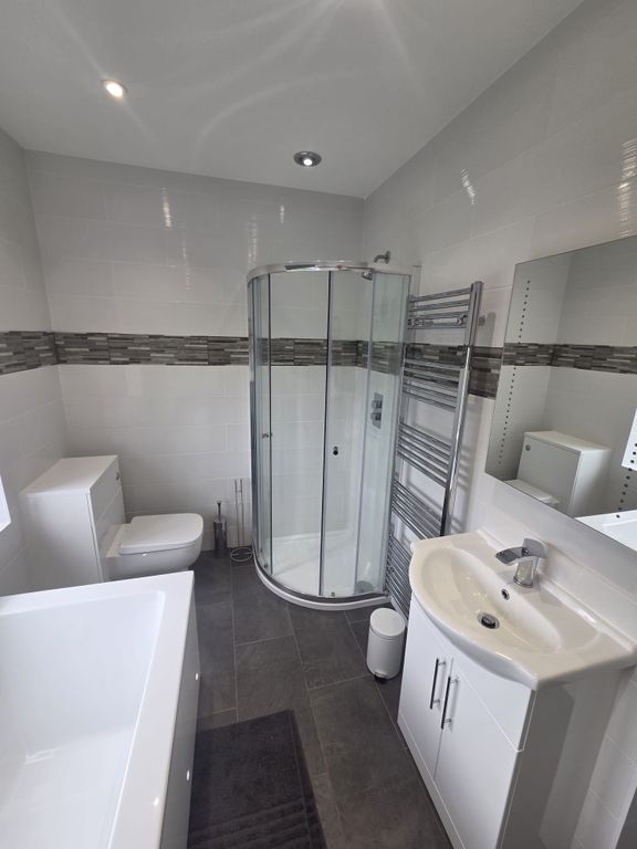 Property photo 3 of 11 Bathroom