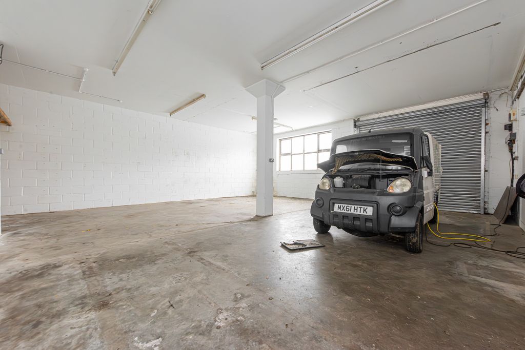 Property photo 3 of 12 Roman Way Industrial Estate, Unit 15-001