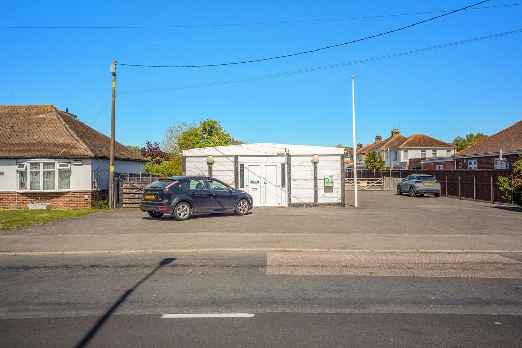 Property photo 2 of 13 114 Queenborough Road, Minster-On-Sea, Sheerness, Isle Of Sheppey Me12 3Da