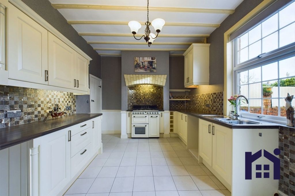 Property photo 2 of 22 Dining Kitchen