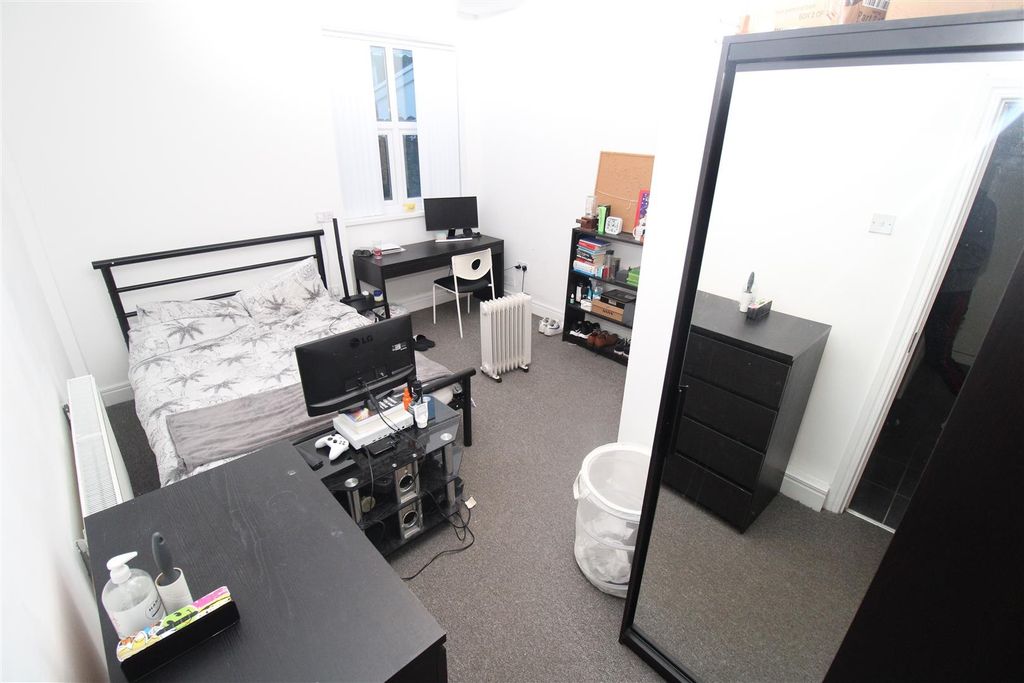 Property photo 2 of 4 Bright Master Bedroom With Ample Study Space...