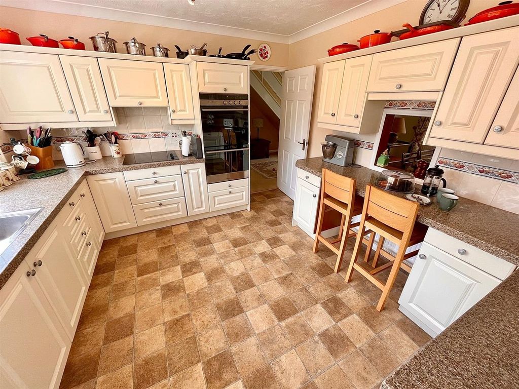 Property photo 3 of 31 Kitchen/Breakfast Room
