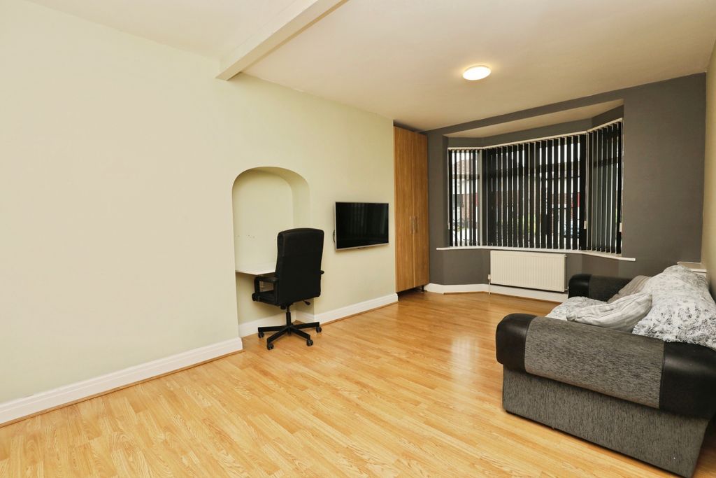 Property photo 3 of 14 Lounge