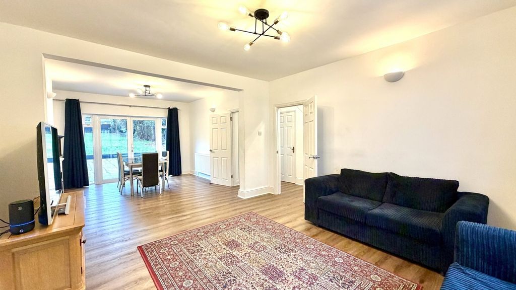 Property photo 2 of 15 Bright, Modern Living Room With Wood-Effect Floori...