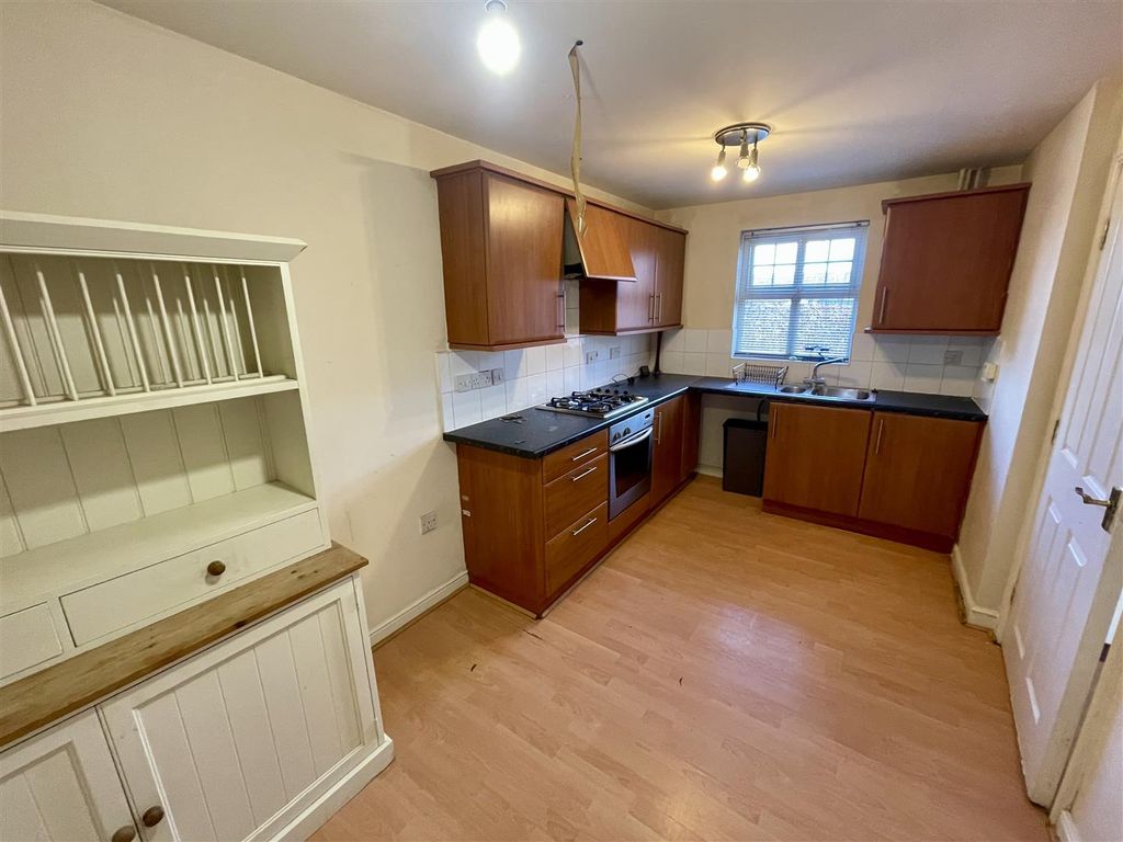 Property photo 3 of 10 Kitchen