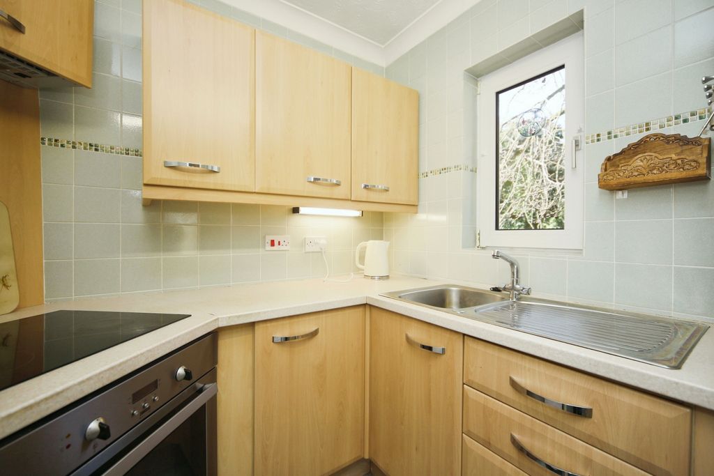 Property photo 3 of 11 Kitchen