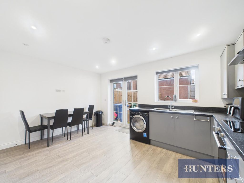 Property photo 3 of 17 Kitchen