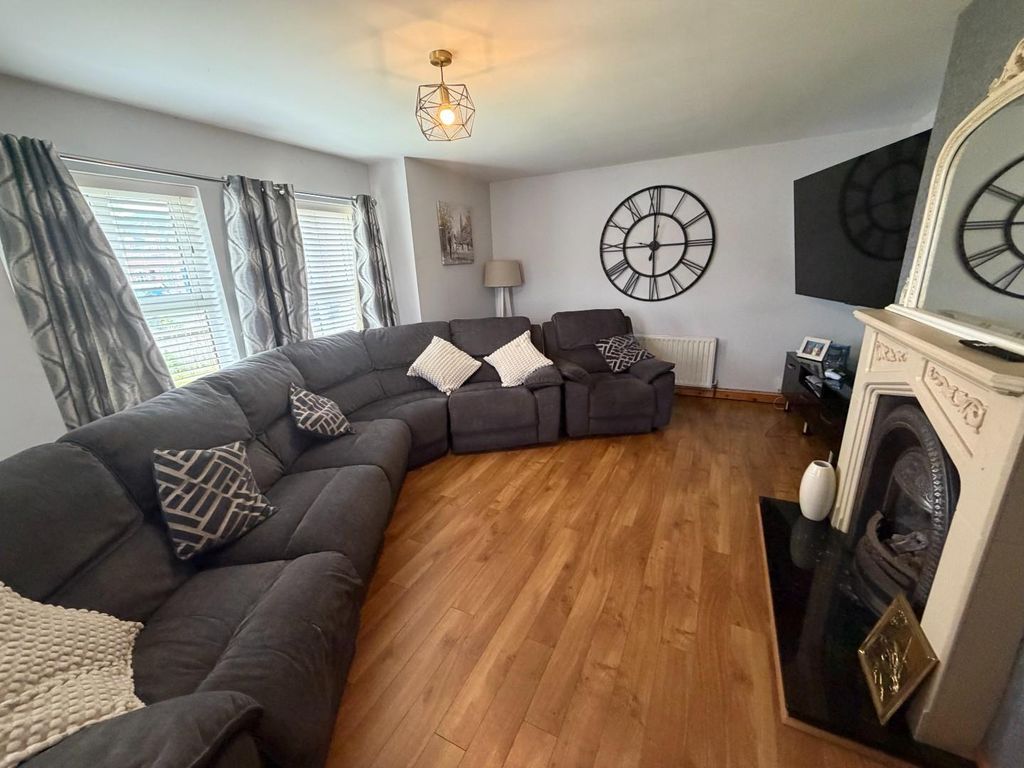 Property photo 3 of 17 Living Room