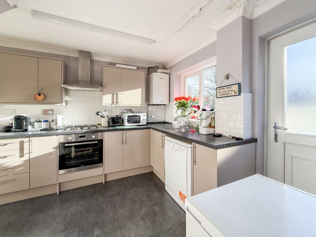 Property photo 3 of 12 Kitchen