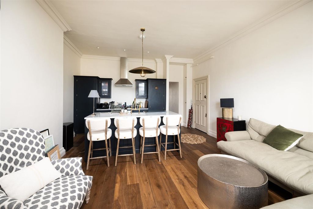 Property photo 3 of 10 3