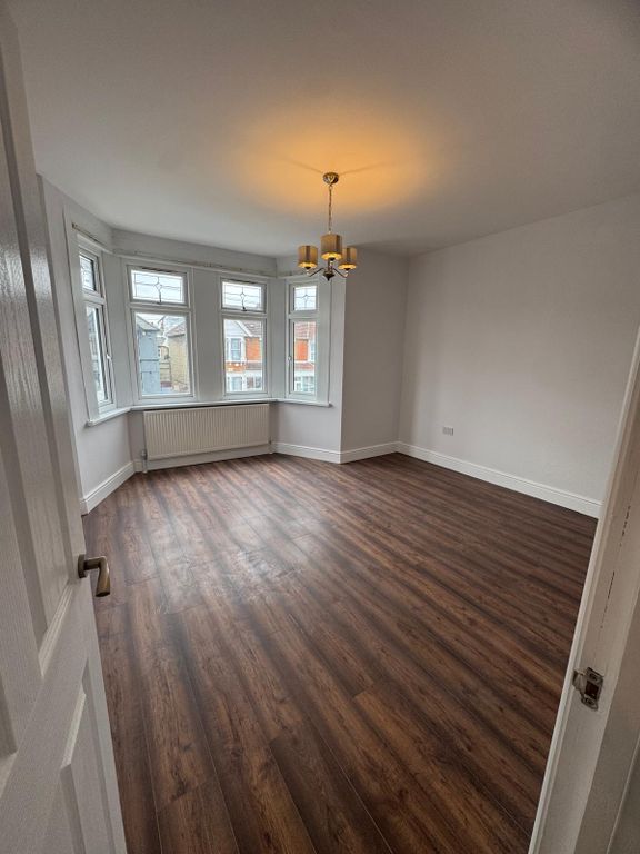 Property photo 1 of 9 Affordable 2-Bedroom Flat Near Goodmayes Railway Station, Ilford