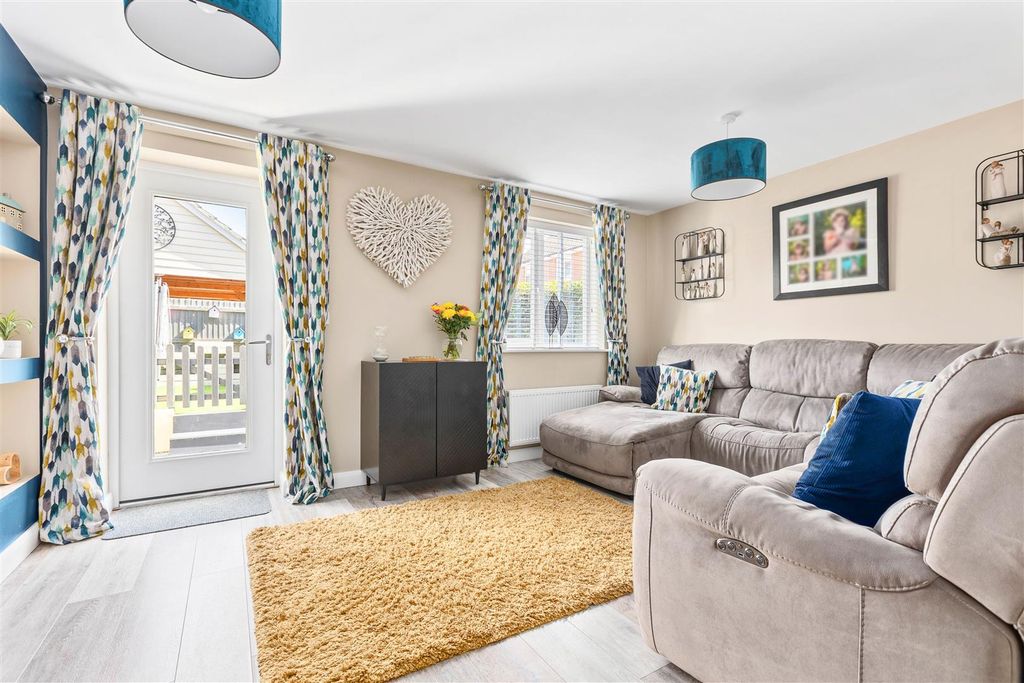 Property photo 3 of 21 Lounge