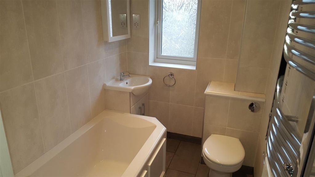 Property photo 3 of 9 Bathroom