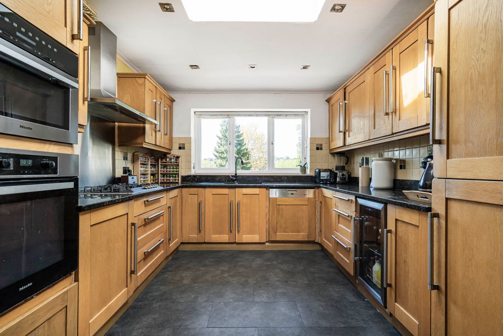 Property photo 3 of 23 Kitchen