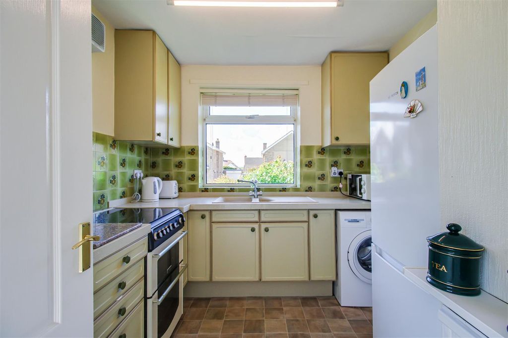 Property photo 3 of 9 Kitchen