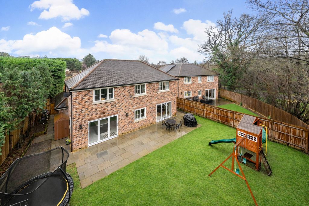 Property photo 2 of 25 Garden