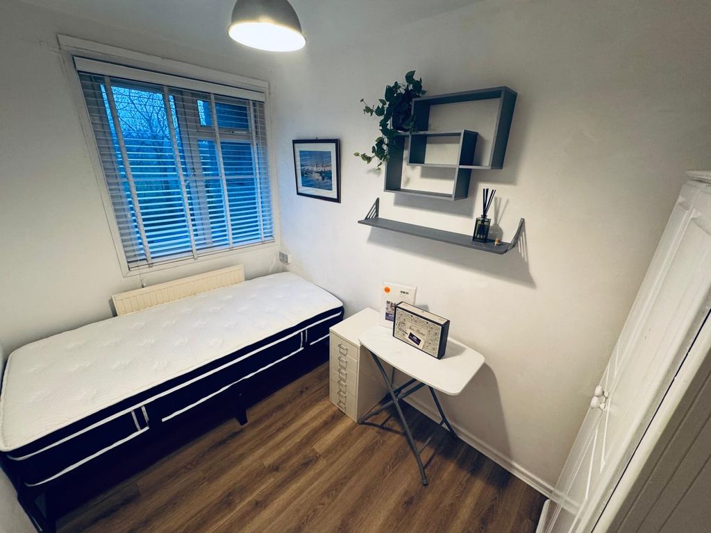 Property photo 1 of 15 To Let, Rent -  Single Room Near Brick Lane, London, E2 - Maxwellproperties.Co.uk