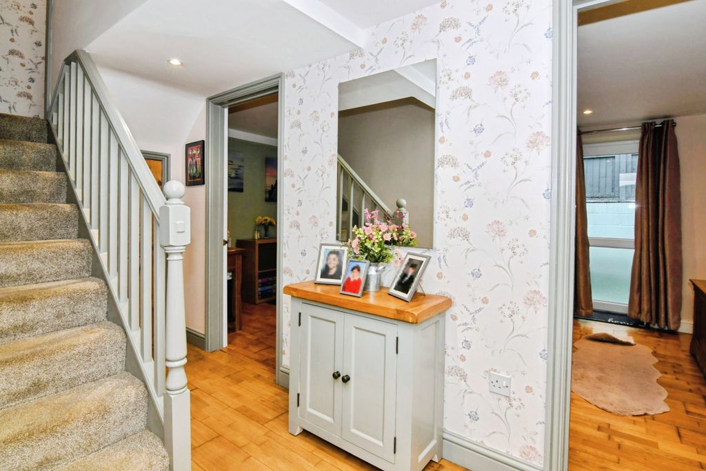 Property photo 3 of 20 Entrance Hall