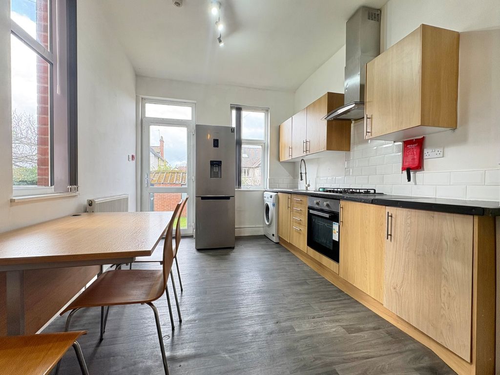 Property photo 2 of 12 Picture No. 18