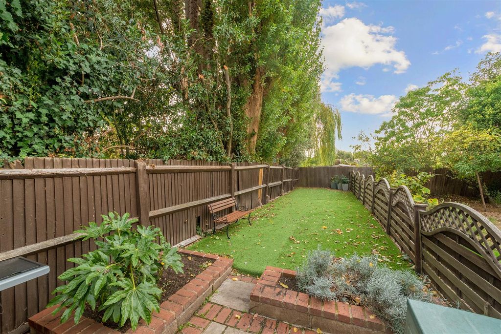 Property photo 3 of 12 Garden