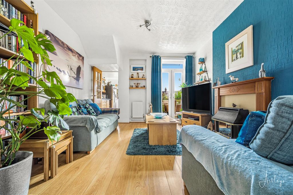 Property photo 2 of 18 Lounge