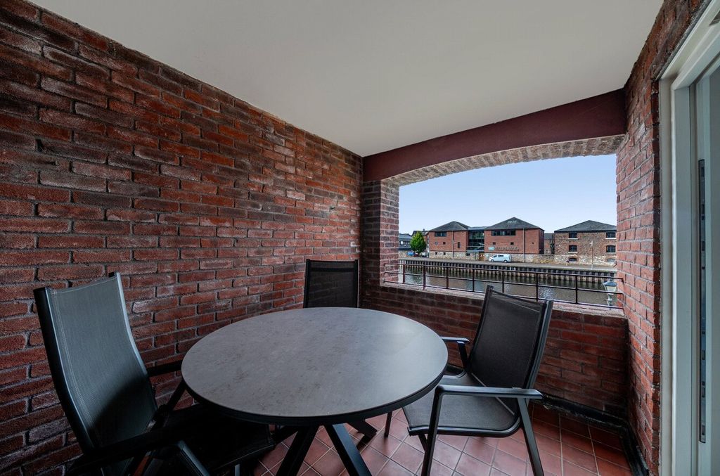 Property photo 2 of 10 Balcony