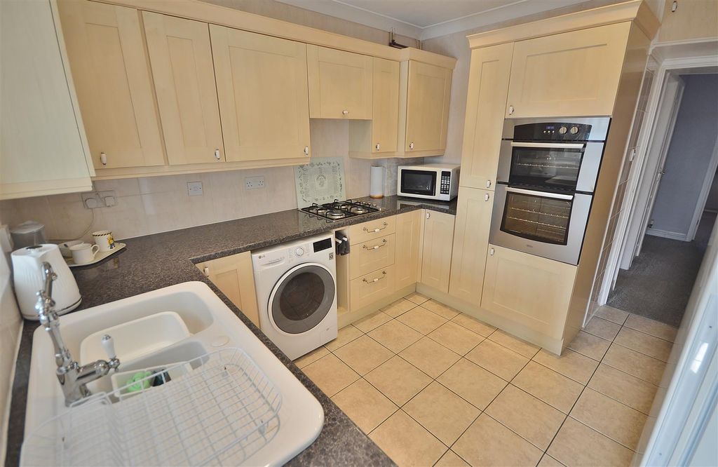 Property photo 3 of 12 Kitchen