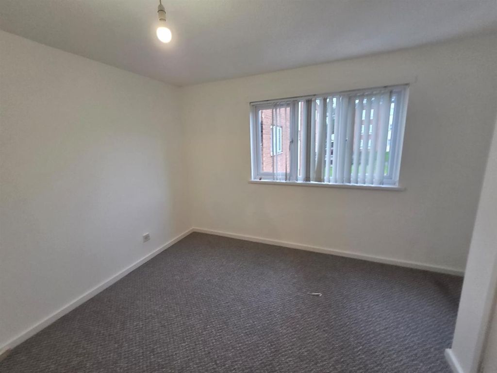 Property photo 3 of 6 8, Newland Court 4.Jpeg