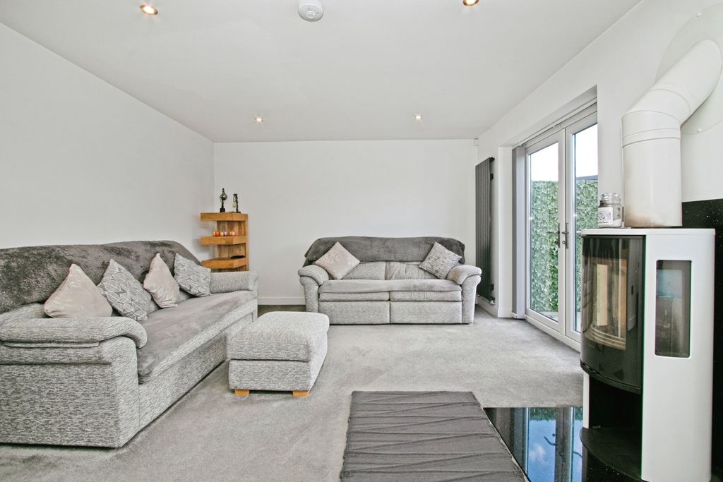 Property photo 2 of 15 Lounge