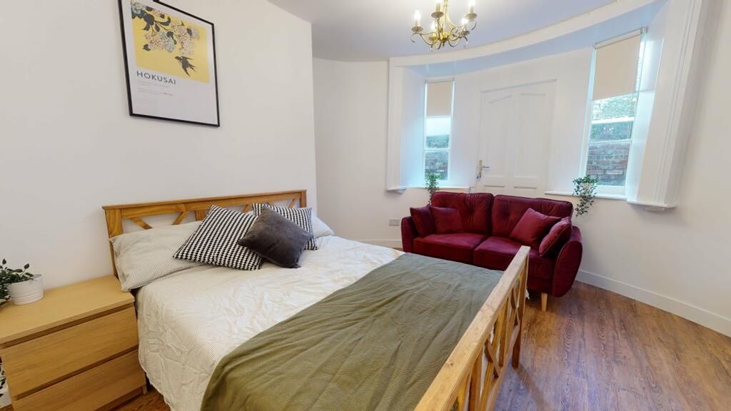 Property photo 2 of 6 A Spacious And Inviting Large Double Bedroom Featu...