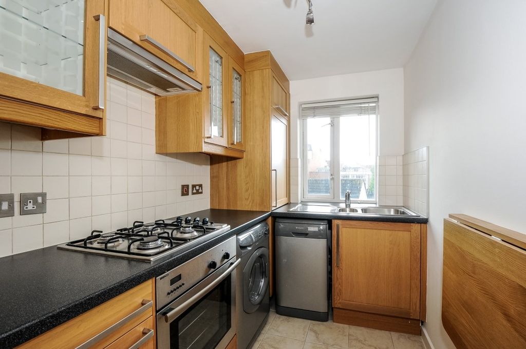 Property photo 3 of 10 Kitchen