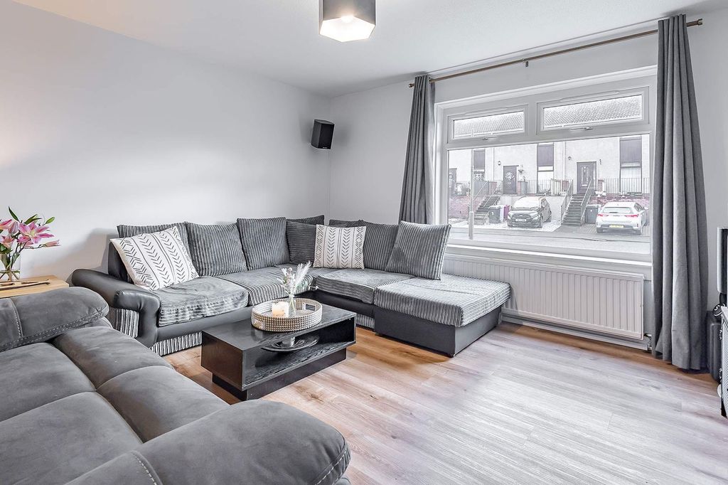 Property photo 3 of 11 Living Room