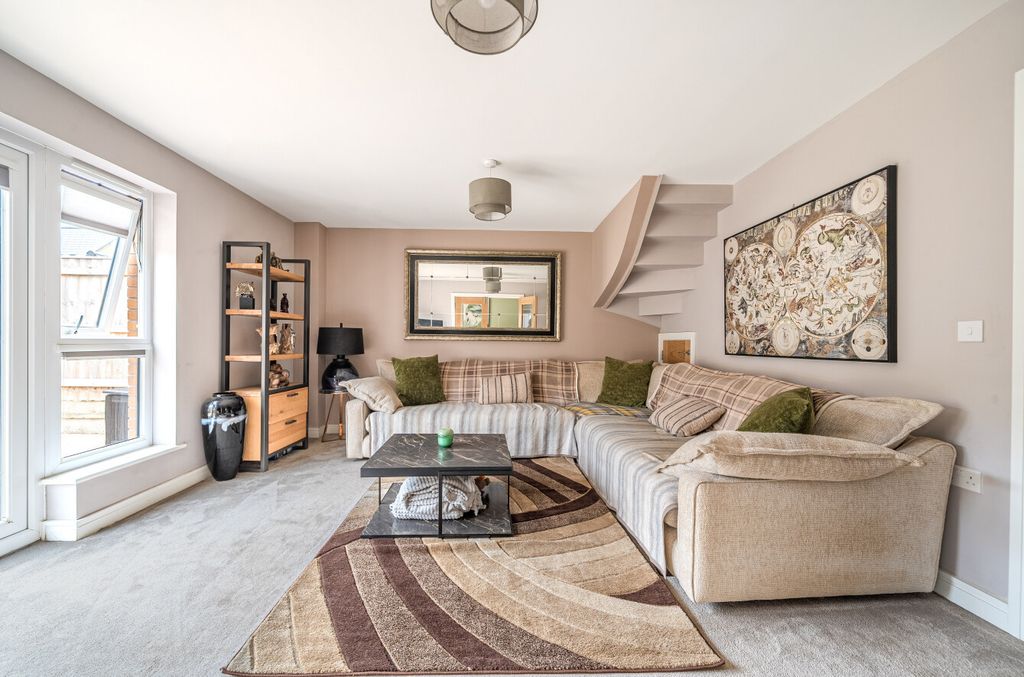 Property photo 2 of 20 2 - 1328785-15-687Fd2...