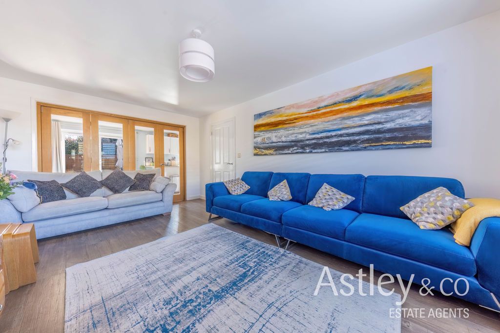 Property photo 3 of 18 Lounge