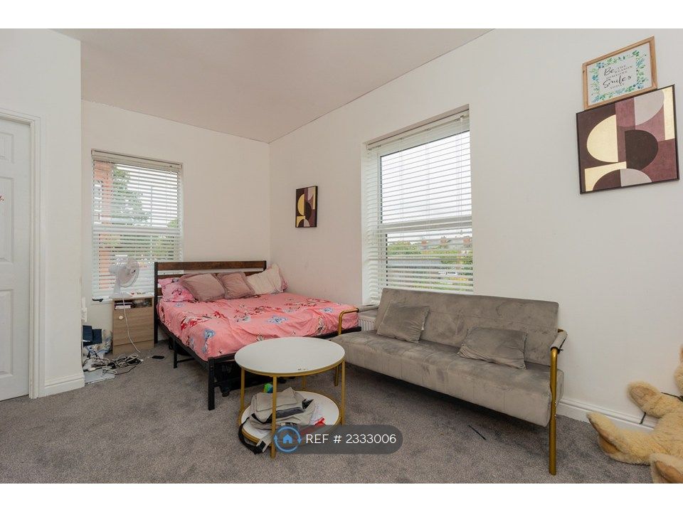 Property photo 1 of 16 Large Room 3