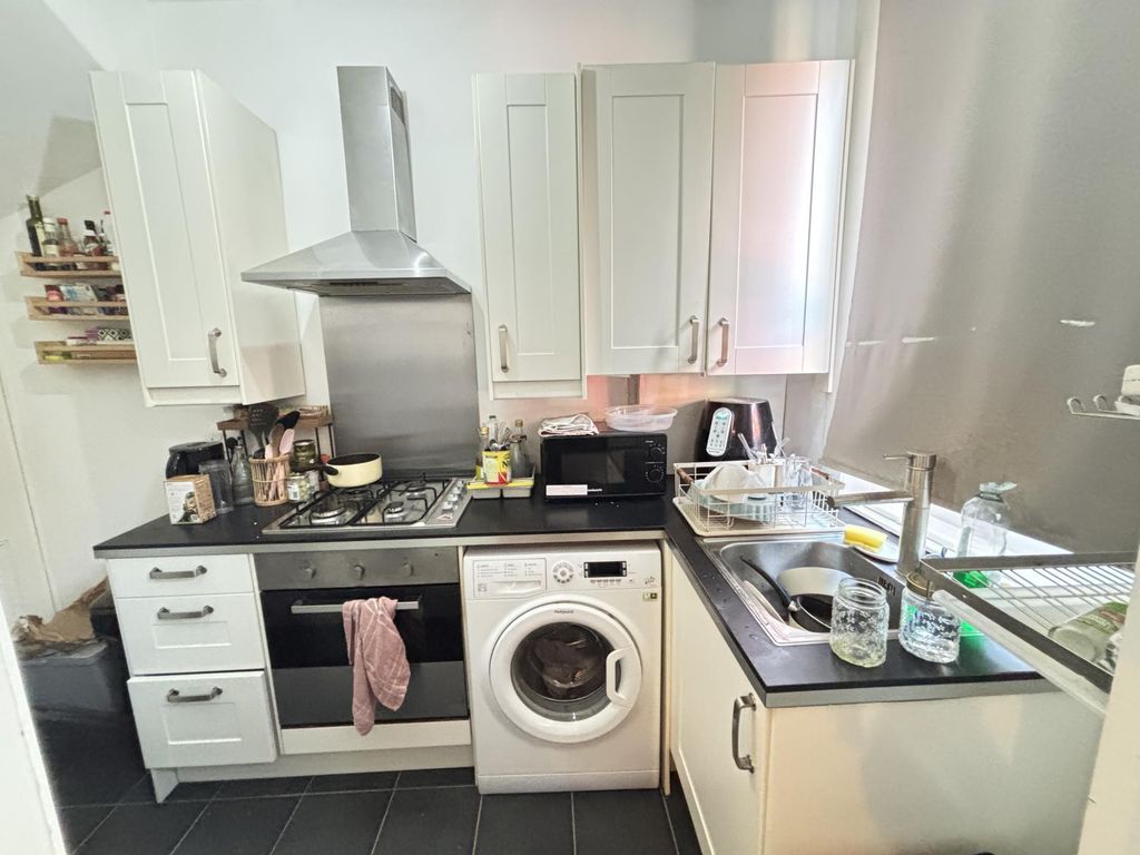 Property photo 1 of 10 A Modern, Well-Maintained Kitchen With Ample Count...