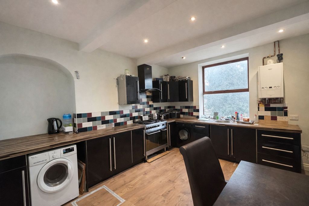 Property photo 3 of 11 Kitchen